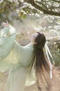 Pure Elegance of Qi Luo Sheng De Xiao Su Su Amidst Spring Blossoms - YiTuYu Vol.8817-14