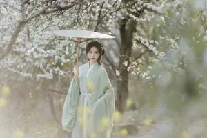 Pure Elegance of Qi Luo Sheng De Xiao Su Su Amidst Spring Blossoms - YiTuYu Vol.8817-7