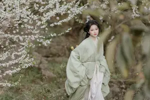 Pure Elegance of Qi Luo Sheng De Xiao Su Su Amidst Spring Blossoms - YiTuYu Vol.8817-8