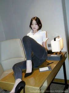 Modern Elegance with Zhi Zhi in XiuRen No.10785: A Chic Office Vibe-1