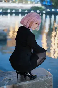Coser Cien HamanOL: Captivating Pink-Haired Office Lady Cosplay by the City Lights-17