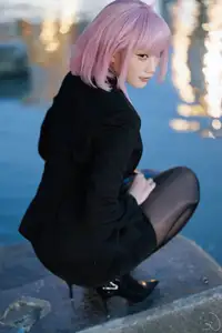 Coser Cien HamanOL: Captivating Pink-Haired Office Lady Cosplay by the City Lights-0