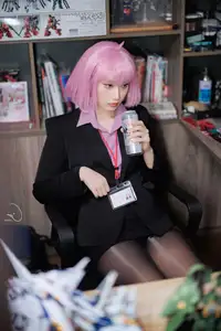 Coser Cien HamanOL: Captivating Pink-Haired Office Lady Cosplay by the City Lights-10