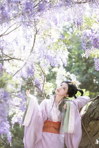 Ethereal Radiance: A Glimpse into Xiao Y’s World of Soft Light and Artistic Fashion-0