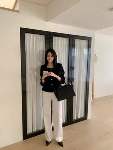 Effortless White Jeans Outfit Ideas: How to Style White Denim for a Youthful and Feminine Look in 2026-10