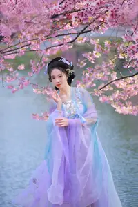Hua Zhuang Shi Tian: Ethereal Beauty in Hanfu Amidst Cherry Blossoms, YiTuYu Vol.8837-0