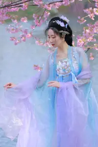 Hua Zhuang Shi Tian: Ethereal Beauty in Hanfu Amidst Cherry Blossoms, YiTuYu Vol.8837-10