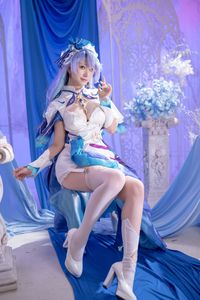 Coser AzuNyan Transforms into a Dreamy Fairy in a Pure White Dress from the June 2025 Collection-22