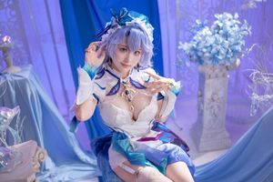 Coser AzuNyan Transforms into a Dreamy Fairy in a Pure White Dress from the June 2025 Collection-7