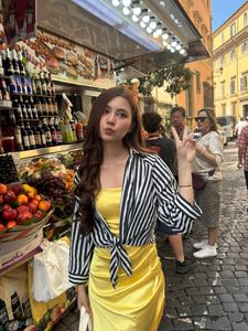 Hat De: Elegant Beauty & Charisma in Studio Portrait-1