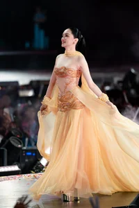 Miss International Thanh Thuy Stuns as an Ethereal Angel at Hoa Minzy’s Concert: Elegant White Outfit and Dreamy Stage Visuals-2