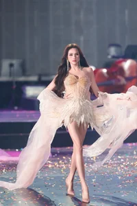 Miss International Thanh Thuy Stuns as an Ethereal Angel at Hoa Minzy’s Concert: Elegant White Outfit and Dreamy Stage Visuals-4