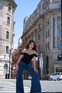 Quynh Kool Flaunts Captivating Beauty in Elegant Black Lace Dress, Stirring Visual Sensation-2