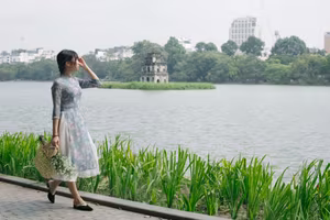 VGU No.19: The Enchanting Charm of Ao Dai and Vietnamese Beauty in the City-11