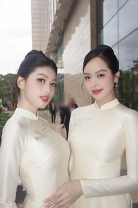 Do Thi Ha's Bridesmaids: Mesmerizing Beauty in Traditional Ao Dai at Her Engagement Ceremony-8