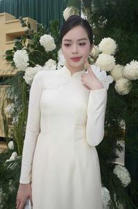 Do Thi Ha's Bridesmaids: Mesmerizing Beauty in Traditional Ao Dai at Her Engagement Ceremony-7