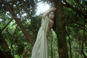 Artistic Woodland Photography: Ban Ge Yue Liang in YiTuYu Art Language Vol.9151 – Moody Forest Walk and Aesthetic Outdoor Portraits-1