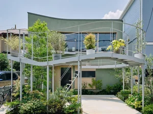 Modern Japanese Architecture: Kazari Garden House in Tokyo Featuring a Unique Curved Terrace and Light-Filled Minimalist Split-Level Interiors-0