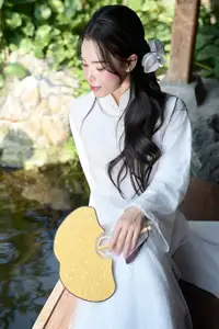 Elegant White Ao Dai: Pure Beauty of Vietnamese Woman with Pristine Orchids.-2