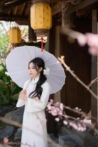 Elegant White Ao Dai: Pure Beauty of Vietnamese Woman with Pristine Orchids.-1