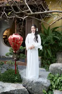 Elegant White Ao Dai: Pure Beauty of Vietnamese Woman with Pristine Orchids.-7