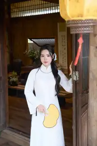 Elegant White Ao Dai: Pure Beauty of Vietnamese Woman with Pristine Orchids.-4