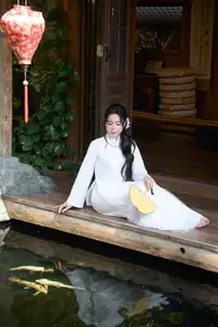 Elegant White Ao Dai: Pure Beauty of Vietnamese Woman with Pristine Orchids.-5