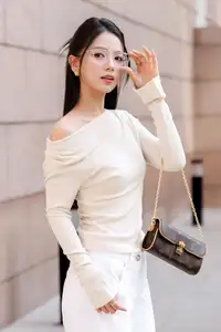 Ha Anh 'Red Rain' Dazzles: Elegant Red Dress Defines Her Striking Fashion Style-9