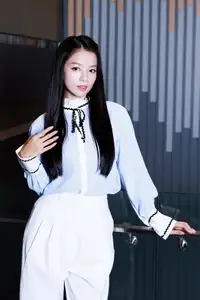 Ha Anh 'Red Rain' Dazzles: Elegant Red Dress Defines Her Striking Fashion Style-4