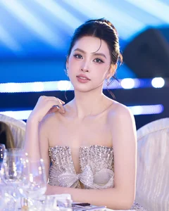Stunning Elegance: Miss Vietnam Tieu Vy’s Radiant Beauty and Sophisticated Fashion Style for Modern Inspiration-0