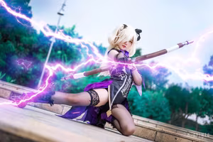 Captivating Fischl Genshin Impact Cosplay: Messie Huang embodies the Prinzessin der Verurteilung with stunning Electro power-7