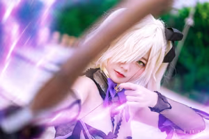 Captivating Fischl Genshin Impact Cosplay: Messie Huang embodies the Prinzessin der Verurteilung with stunning Electro power-13