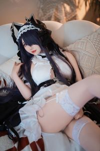 Coser Mianbingxian'er as Azur Lane August Maid: Alluring Beauty & Elegant Stockings | Tukuku-1