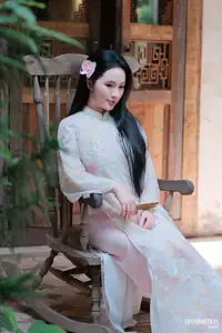 Graceful Ao Dai Beauty: Captivating Vietnamese Traditional Elegance-3