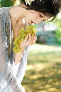 The Art of Soft Light: A Timeless Portrait Session Featuring Xiao Tian Tian-2