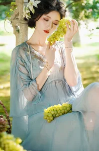 The Art of Soft Light: A Timeless Portrait Session Featuring Xiao Tian Tian-1