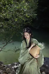 YiTuYu Vol.8832: Yi Ming's Poetic Grace by the Pond, Ancient Beauty in Nature-3