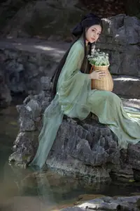 YiTuYu Vol.8832: Yi Ming's Poetic Grace by the Pond, Ancient Beauty in Nature-29