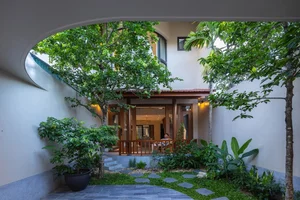 Sustainable Modern Townhouse: Transforming Urban Living with Biophilic Design and Lush Indoor Greenery-5