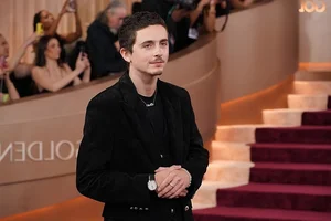 The Ethereal Beauty of Jennifer Lawrence on the Golden Globes Red Carpet-3