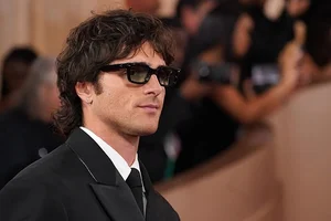 The Ethereal Beauty of Jennifer Lawrence on the Golden Globes Red Carpet-7