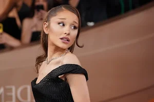 The Ethereal Beauty of Jennifer Lawrence on the Golden Globes Red Carpet-1