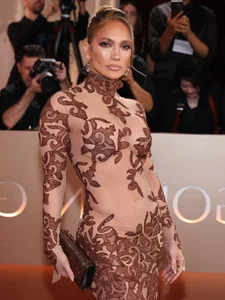 The Ethereal Beauty of Jennifer Lawrence on the Golden Globes Red Carpet-6