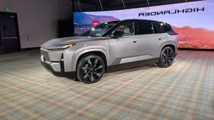 2027 Toyota Highlander EV: A First Look at the All-Electric Family SUV Revolution with Modern Design and 300-Mile Range-16