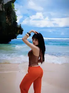 View Van Tiny: Ex-Hot Girl Shines as a Radiant Mermaid on Bali Beach-6