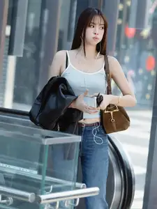 Miss Tieu Vy: Vietnamese Beauty Dominates 'Tram Ty' Trend, Stunning Visuals Go Viral!-5