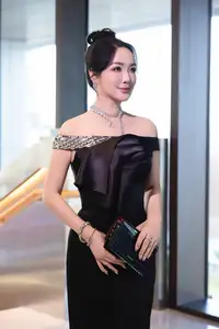 Giang My: Ageless U55 Beauty Shines Bright Celebrating Christmas Amidst Snowy Scenery-3