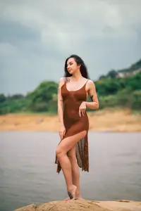 YiTuYu Vol.8807 Kai Li: Graceful Elegance Amidst Rippling Waters-4