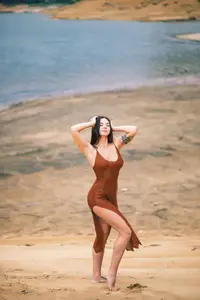 YiTuYu Vol.8807 Kai Li: Graceful Elegance Amidst Rippling Waters-13