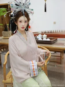 Elegant Classical Asian Fashion Photography Featuring Li Shuang'er in XiuRen No.10736 – A Blend of Traditional Grace and Modern Sophistication.-1
